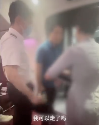 飞机+白云_飞机在白云上面飞行_从飞机上看白云