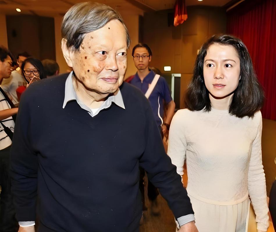 杨振宁102岁生日翁帆成焦点，网友热议其忘年恋20年翁帆可有