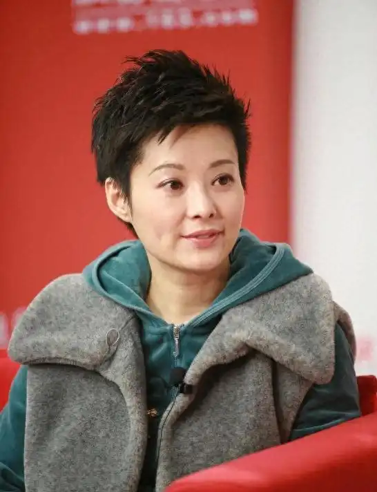 袁立与徐威同居12年不结婚，两次闪婚闪离，52岁面相大变