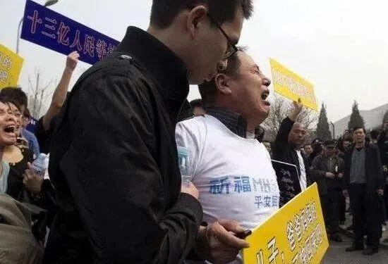 马航失联者家属坚持希望_马航mh370新闻发布会_马航MH370家属不放弃寻找