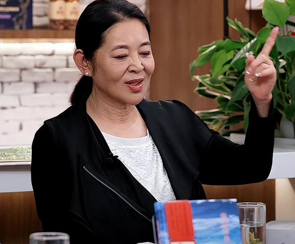 倪萍画展火爆却因受访言论引热议，言多必失需深思