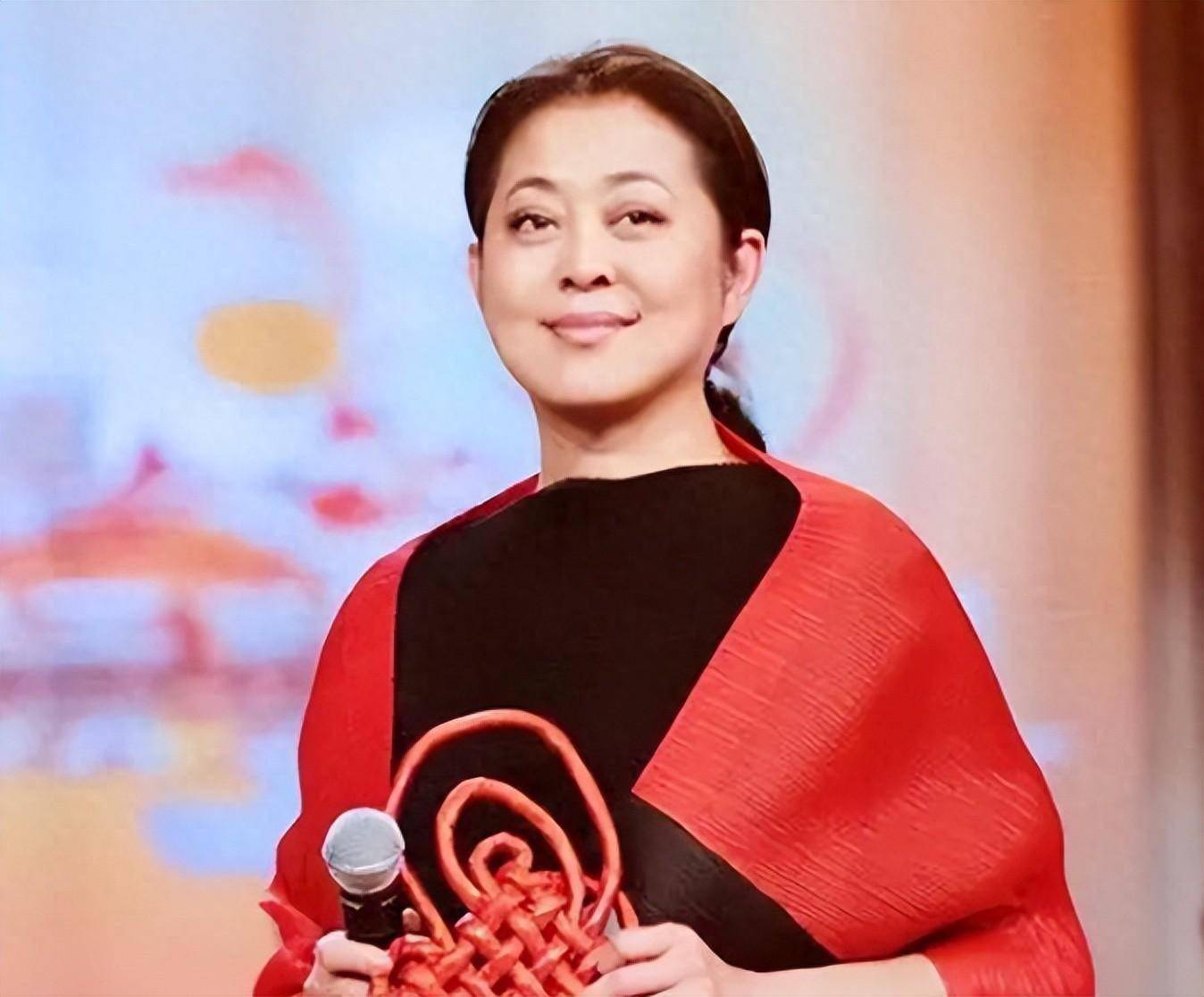 倪萍三婚两离不移民_倪萍64岁断崖式衰老_倪萍被曝移民美国新闻