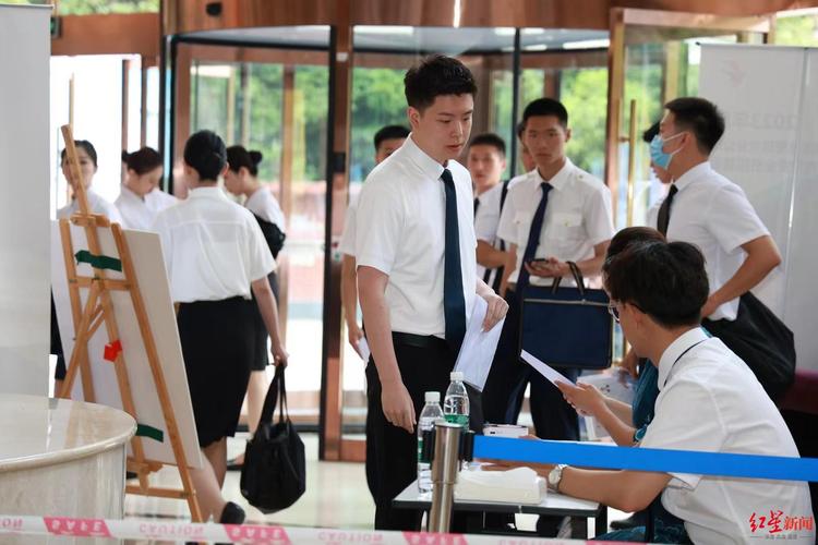 民航业复苏开启狂飙模式！春秋航空大规模招聘，乘务安全员岗位吸