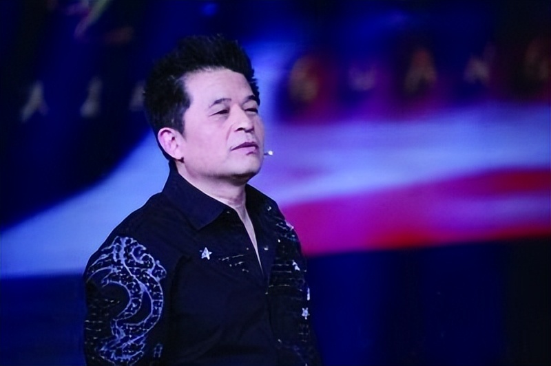 毕福剑饭局风波后罕露面，云南泼水节被拍发福变化大