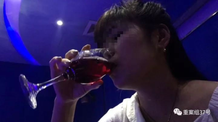9月16日，北京某KTV内，酒托女在喝兑过饮料的红酒。
