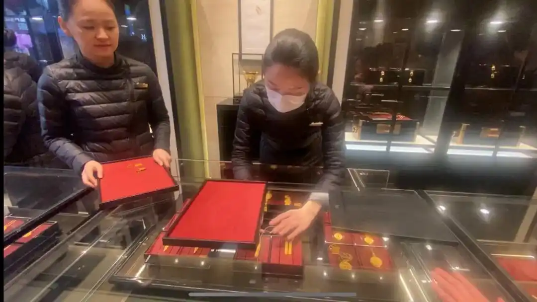 老铺黄金一口价模式优势与消费者选择因素_国际金价历史新高 老铺黄金排队抢购现象分析_北京老铺黄金价格